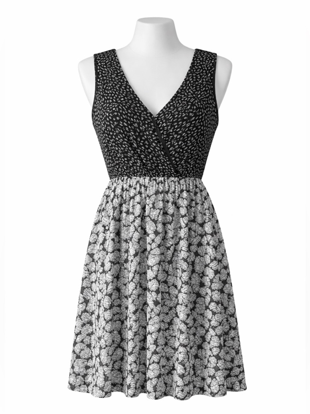 Size 1X Solitaire Women’s Black White Floral V Neck Sleeveless Mini Dress‎